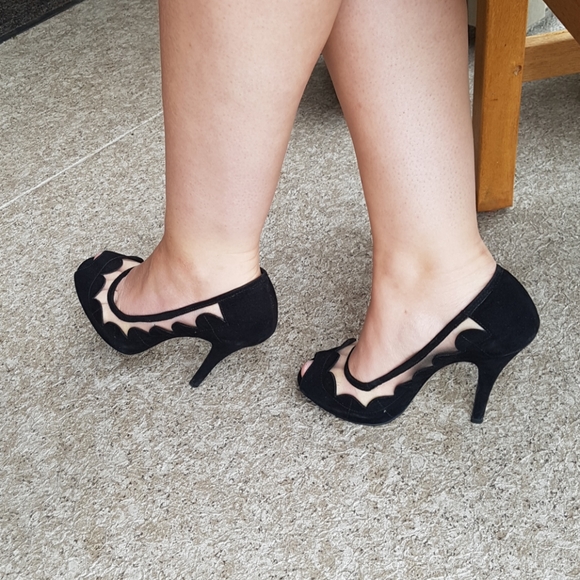 Black Scalloped Heels - Picture 5 of 6
